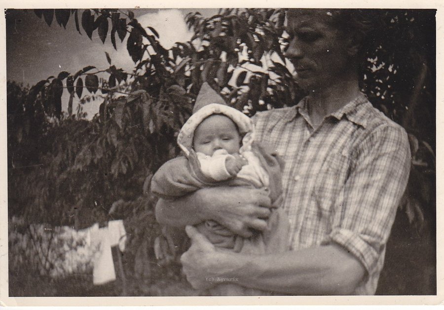 1951 Klaas met baby Marjolein.jpg